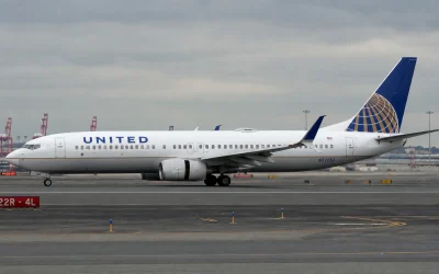 United Airlines 737 Strikes Light Pole During Newark Landing Rollout